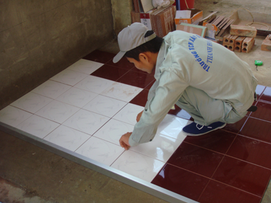 Thợ lát gạch men tại quận 7