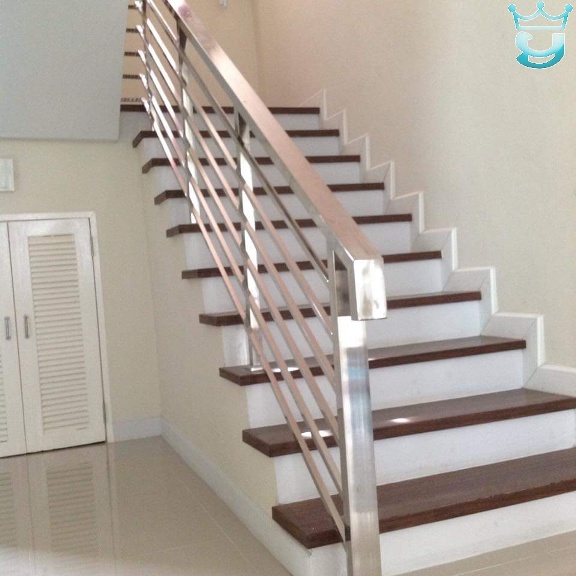 Làm lan can cầu thang inox kính tại quận 1