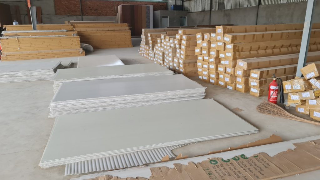 Thi công nhựa giả gỗ ốp tường tại quận 1